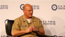 美国海军作战部长迈克尔·吉尔代上将(Admiral Michael Gilday)称要有准备与中国一战心态(美国之音黎堡摄)