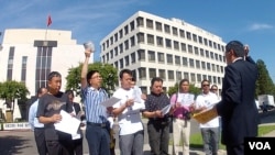 郭牧师带领信徒唱诗(美国之音国符拍摄)