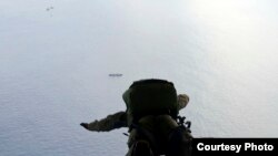 施密特是六名跳伞救援的守护天使成员之一(美国空军提供)