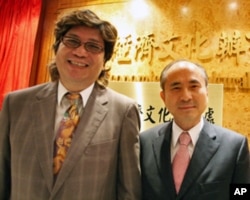 林添茂(右)称更名是件大喜事,左为基金会主席钱立佑