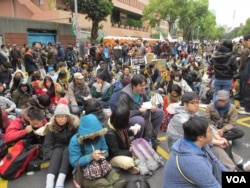 在立法院外抗议的学生(美国之音张永泰拍摄)