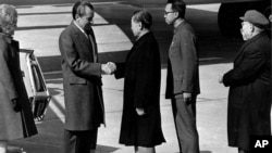 1972年2月21日中国总理周恩来在北京机场欢迎美国总统尼克松