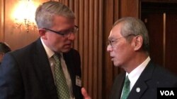 美国国防部印太安全事务首席副助理部长海大卫(左)2019年5月8日在国会山《台湾关系法》40周年酒会中与台湾驻美代表高硕泰交谈(美国之音锺辰芳拍摄)