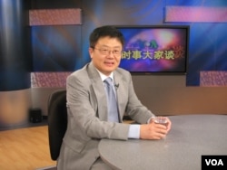 曾经在美国智库布鲁金斯学会担任过研究员的新加坡国立大学李光耀公共政策学院前特聘讲座教授黄靖在接受美国之音时事大家谈节目采访。(2007年7月17日)