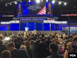 2016年7月26日,民主党全国代表大会现场,众议员约翰·路易斯在提名过程期间发表演讲