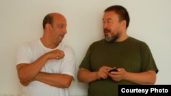 拉瑞•沃尔师(左)和艾未未,2011年8月摄于北京(Larry Warsh提供)