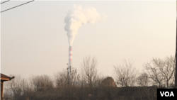 2016年12月19日中午, 石家庄西郊中国华电一企业向空中大量排放污染气体。(美国之音叶兵拍摄)