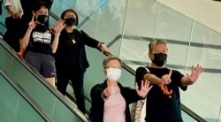 两名工党前立法会议员李卓人及何秀兰因8-18案被判罪成,他们离开法庭时高举反送中运动”五一手势” (美国之音/汤惠芸)