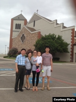 傅希秋牧师和师母海蒂、张慧馨及女儿和丈夫孙著磊(从左至右)(对华援助协会)