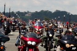 “滚雷”摩托车游行车队驶过阿灵顿纪念大桥。(2018年5月27日)