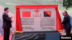 习近平与巴新总理奥尼尔2018年11月16日主持中国援建独立大道项目开启仪式(路透社)