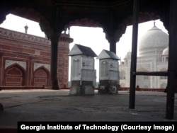 研究人员在泰姬陵建筑群落内部署空气采样设备,以判断究竟是什么造成了这座闻名世界的历史建筑颜色改变。