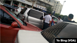 中国知名维权人士吴淦在天津受审,法院外声援者被塞进面包车带走。(美国之音记者叶兵拍摄)