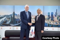 美国在台协会主席莫健2019年10月18日在高雄会见韩国瑜。（照片由高雄市政府提供）