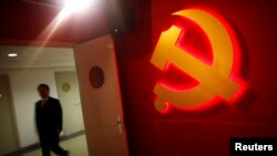 中国浦东干部学院的学员路过学院里的中共党徽标记