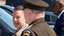 美军驻阿富汗部队指挥官米勒上将(General Scott Austin Miller,左)2021年7月14日回国(路透社)