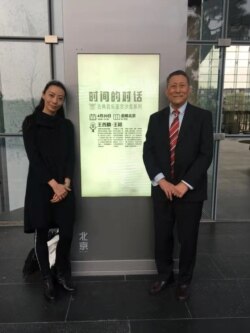 王西麟与女儿、曾获“布兰登堡”奖的作曲家王颖2017年在北京音乐沙龙对话古典音乐鉴赏。(王西麟提供照片)