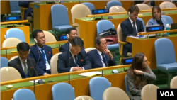 김성 유엔주재 북한대사(앞 줄 오른쪽)를 비롯한 북한 대표단이 세르게이 라브로프 러시아 장관의 연설을 지켜보고 있다.