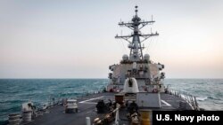 美国海军“约翰·麦凯恩号”导弹驱逐舰2021年2月5日在南中国海进行例行穿驶行动。(图片来源:美国海军第七舰队)