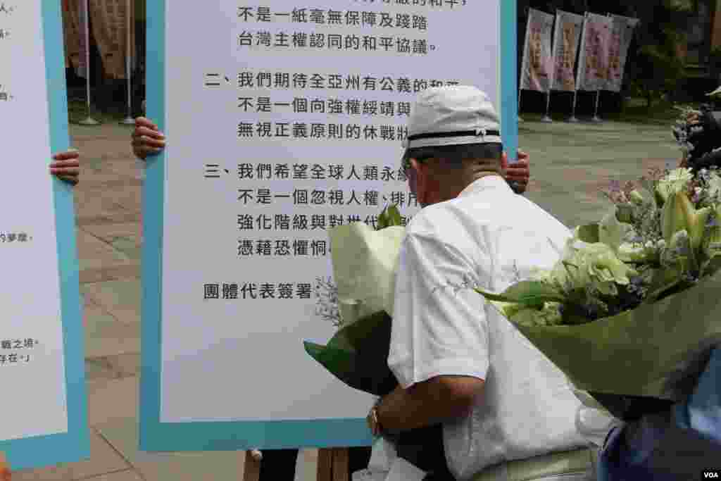 老兵在三大主张上签字(美国之音杨明拍摄)