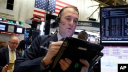 交易员乔纳森·科皮纳在纽约证券交易所工作。华尔街股市周三暴涨(2018年11月28日)