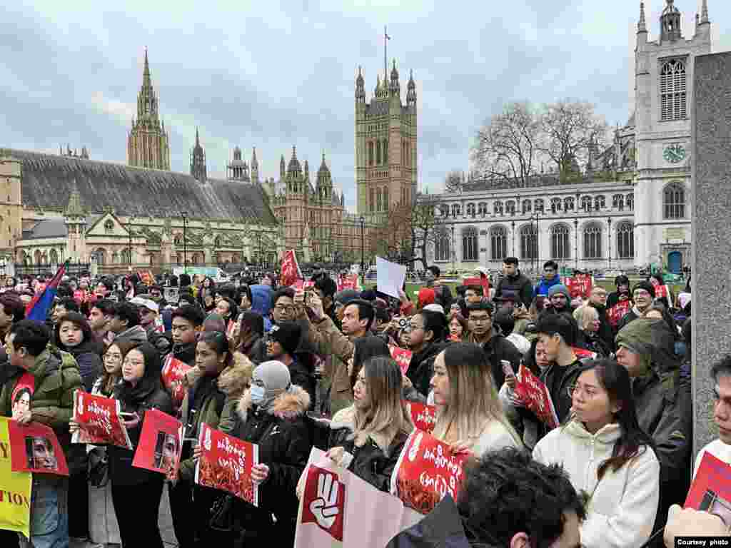 ယူကေနိုင်ငံ လန်ဒန်မြို့တော်မှာ ဒီနေ့ကျင်းပတဲ့ စစ်တပ်အာဏာသိမ်း ၄ နှစ်ပြည့် ဆန့်ကျင်ဆန္ဒပြပွဲ မြင်ကွင်း။ ဖေဖေါ်ဝါရီ ၁၊ ၂၀၂၅ (Photo Credit: NUG office, UK)