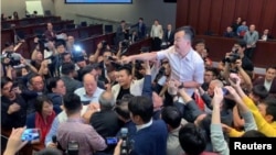 香港议员就逃犯条例修订案5月11日在立法会发生冲突 - 路透社