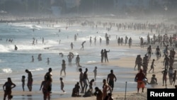 巴西里约热内卢大批民众新冠病毒大流行期间在海滩休闲(路透社2020年6月21日)