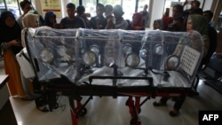 印尼卫生官员向记者显示一个可以给感染新冠病毒肺炎者使用的防护性担架。 资料照(2020年1月28日)。