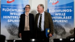 德国另类选择党(AfD)顶级候选人亚历山大·高兰(右)和爱丽丝·韦德尔(左)在柏林选举集会