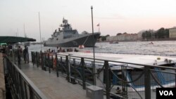 停在圣彼得堡涅瓦河上准备参加今年海军节的俄罗斯新型护卫舰,是俄罗斯出口印度护卫舰的升级版。(美国之音白桦拍摄)