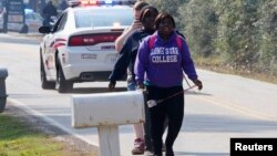 Sinh viên chạy ra khỏi khuôn viên Đại học Lone Star ở Houston, Texas, 22/1/13