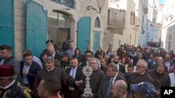 一件小小的木制古物星期六(11月30日)抵达圣经中的名城伯利恒永久保存。那一古物被认为是耶稣诞生于其中的马槽的一部分。(美联社)