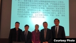 参加哈佛大学"改革开放40年:挑战和机遇"系列研讨会的中国和美国学者,包括荣剑(右一)和贺卫方(右二)(荣剑推特照片))