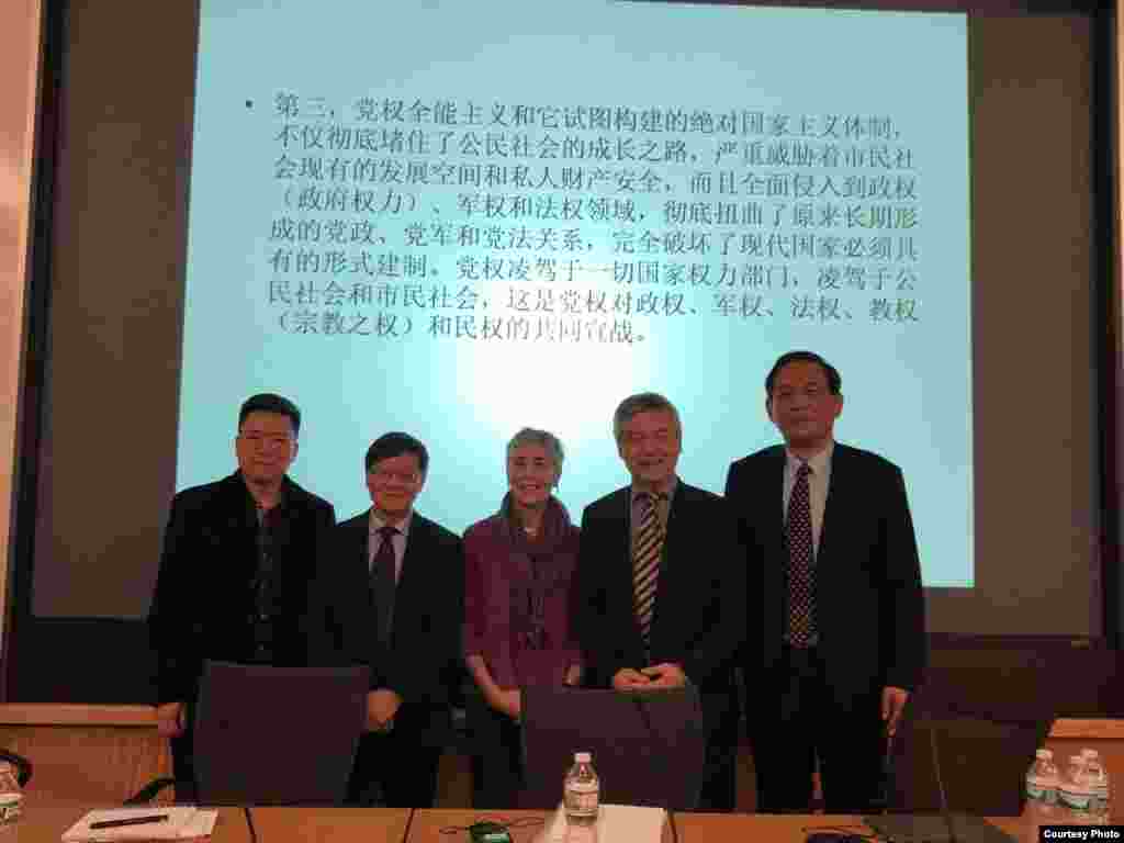 参加哈佛大学"改革开放40年:挑战和机遇"系列研讨会的中国和美国学者,包括荣剑(右一)和贺卫方(右二)(荣剑推特照片)。荣剑11月在接受美国明镜电视台采访时,把中共当局缅怀马克思思想作为今年第三件大事。他说,这是因为马克思提倡社会主义公有制消灭私有制,所以现在中国的民营企业家都是惶惶不可终日。中共也在各大民营企业建立党支部参与管理,分享企业发展红利 。荣剑在推特上写道:“求是官微发了一条帖子,说马克思主义永远值得信任,可能是忘了关评论了,结果涌进来1495条评论,评论尖锐犀利,铺天盖地,求是官微只好关了评论,否则更是惨不忍睹。今天中共隆重纪念马克思诞辰200周年,教育部扩大招收马克思主义博士硕士近1500人,有用吗?台上台下还有几个人信马克思主义?”