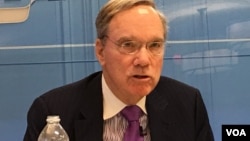 美国智库彼得森国际经济研究所名誉所长、美国总统贸易政策和谈判顾问弗雷德·伯格斯滕在美国智库美国企业研究所参加研讨会。(2016年12月5日)