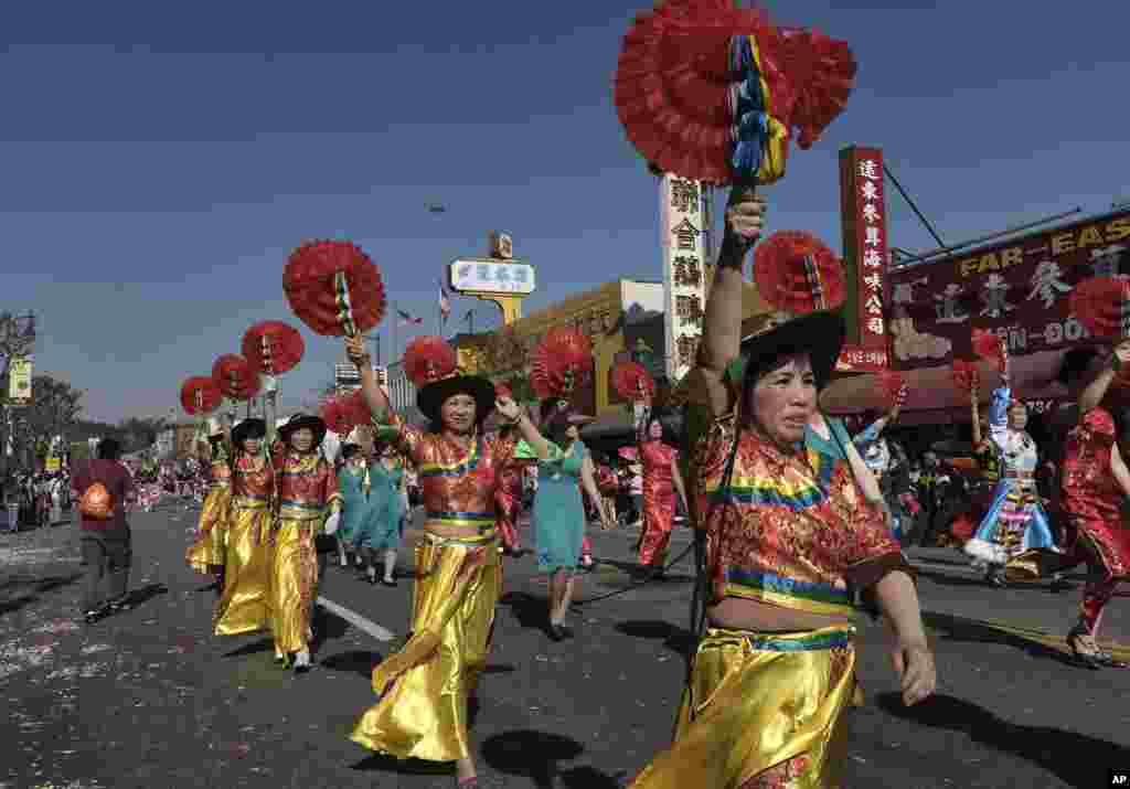2018年2月17日,洛杉矶唐人街第119届金龙游行,庆祝狗年。洛杉矶是美国亚裔人口最集中的城市之一, 中国城在洛杉矶中心地带。洛杉矶郡治安官吉姆·麦康奈尔说:“让世界各地的人们都聚集到洛杉矶,我想全球没有几个地方能做到。让10万人聚到一起庆祝这个文化,这说明我们是多么的了不起。”