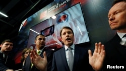 国务院负责网络和国际通信与信息政策的副助理国务卿罗伯特·斯特雷耶(Robert Strayer)大使2019年2月26日在西班牙巴塞罗那的移动世界大会期间举行新闻发布会