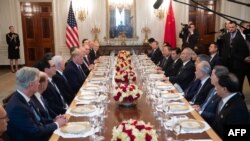 “明枪易躲,暗箭难防”,布罗伊迪一案再次说明,中共暗中侵蚀美国已经不是秘密。图为美中两国在白宫签署明码标价的贸易协定后,双边代表团一起共进午餐。(法新社2010年1月15日)