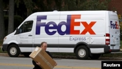 一名美国联邦快递的工作人员正在给顾客送货。(资料照片)