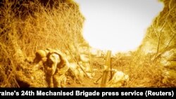 Фото для ілюстрації: український військовий проводить постріл по російських військах, листопад 2024 року