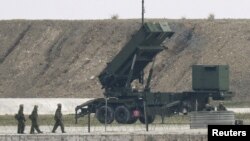 Binh sĩ thuộc Lực lượng Phòng vệ Nhật bản bên hệ thống tên lửa Patriot trên đảo Okinawa.