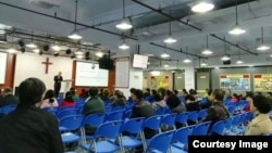 不久前的活石教会聚会,参加聚会的人已经明显减少。讲道者是仰华牧师(活石教会人员提供)