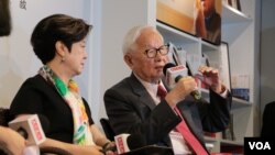 2020年3月31日,台积电创办人张忠谋与台积电慈善基金会董事长张淑芬于出席新书《引路》发表会,谈台积电的慈善公益行动。(美国之音李玟仪拍摄)