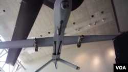 华盛顿史密森国家航空航天博物馆展出的一架携带两枚导弹的“掠食者”无人机。(资料照)