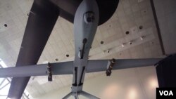华盛顿史密森国家航空航天博物馆展出的一架携带两枚导弹的“掠食者”无人机。(资料照)