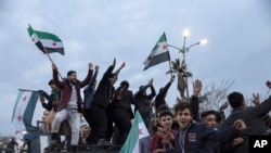 2024年12月8日,人们聚集在叙利亚曼比季庆祝叙利亚政府的垮台。