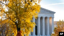 2021年12月3日,太阳在美国最高法院后升起。