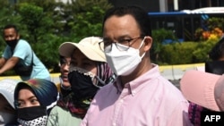 Gubernur DKI Jakarta Anies Baswedan berfoto bersama warga di Jakarta, 1 November 2020. (Foto: AFP)