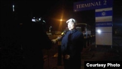 台湾驻南非代表陈忠当地时间8月7日晚在肯尼亚内罗毕机场对媒体发表声明。(台湾外交部提供)